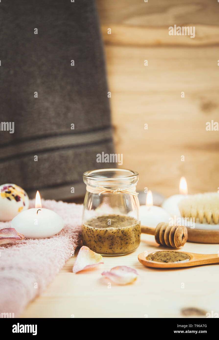 Messa a fuoco selettiva su sauna miele scrub. Il miele di sfregamento e miscela di caffè sul corpo nella sauna calda contribuisce ad aprire i pori e rinnovare e ringiovanire la pelle su b Foto Stock