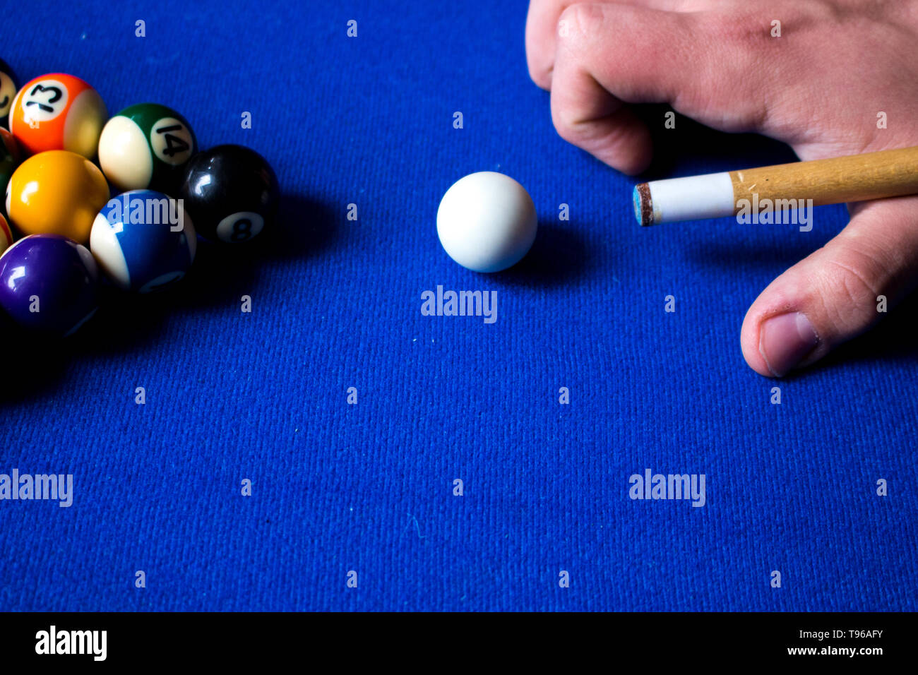 Piscina palle da biliardo sul tavolo blu sport gioco impostato. Biliardo, Piscina gioco Foto Stock