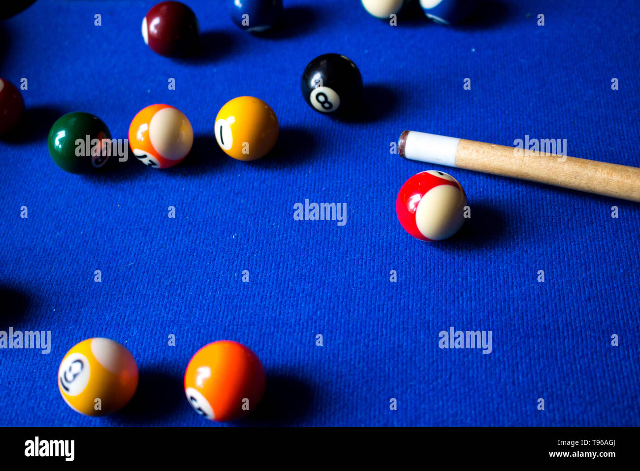 Piscina palle da biliardo sul tavolo blu sport gioco impostato. Biliardo, Piscina gioco Foto Stock