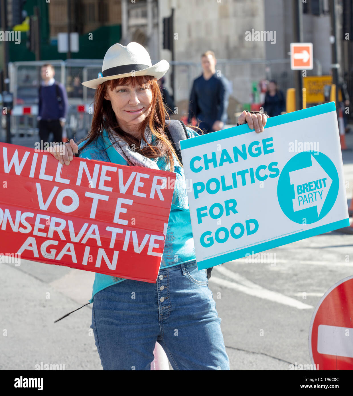 Manifestante femmina e membro della neonata Brexit partito, dimostra con due cartelloni al di fuori della Camera dei comuni sulla piazza del Parlamento, Londra Foto Stock