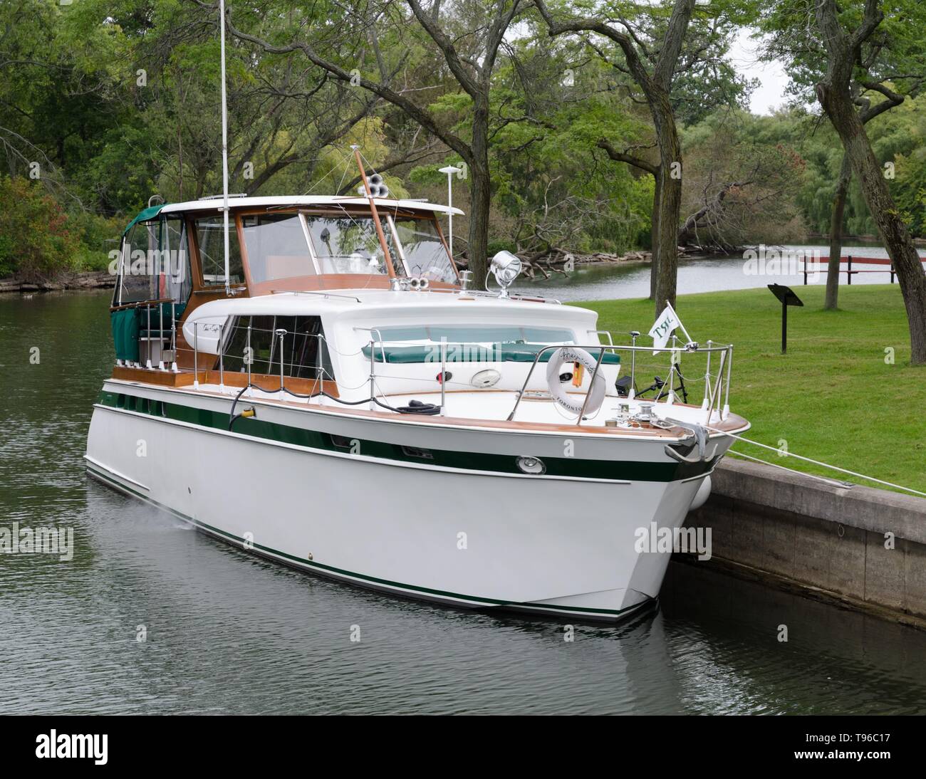 Una barca ormeggiata su Toronto Islands, Toronto, Canada. Foto Stock