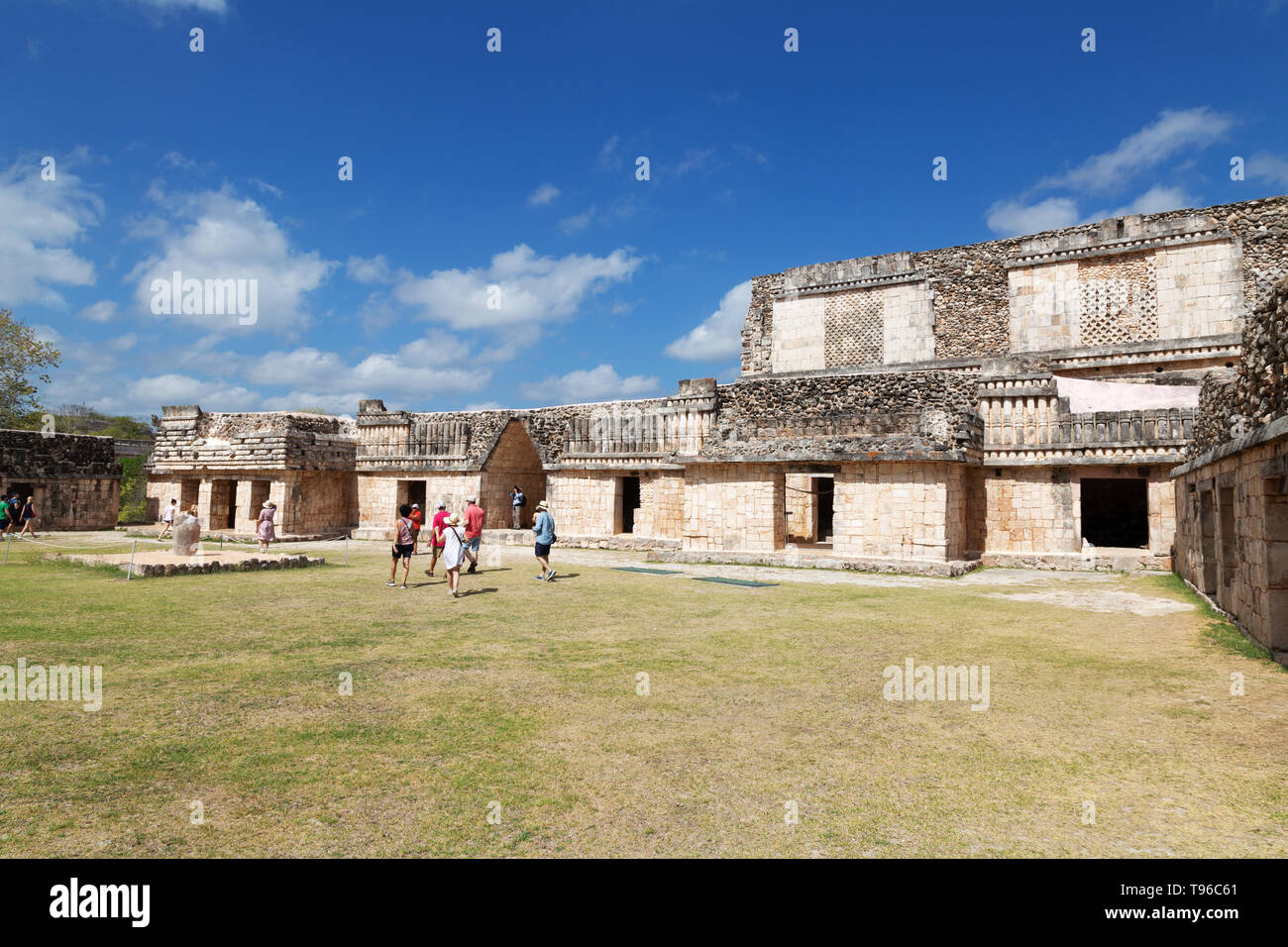 Messico Turismo - turisti nel convento del quadrangolo, parte del sito Maya, sito patrimonio mondiale dell'UNESCO, Uxmal, Messico america centrale viaggiare Foto Stock