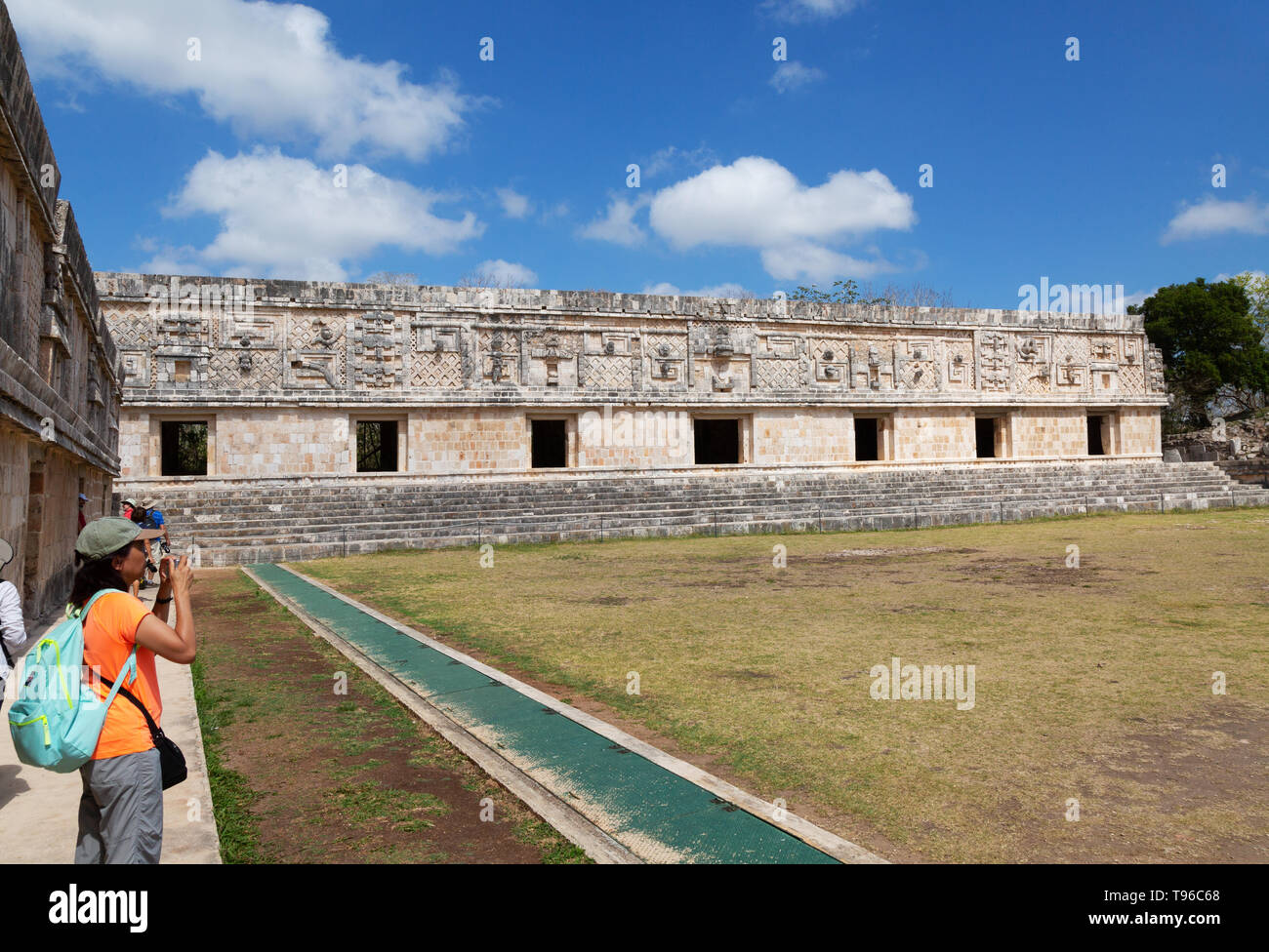 Messico viaggi - un turista di scattare una foto nel convento del quadrangolo, parte delle rovine maya al sito UNESCO di Uxmal, Yucatan, Messico America Latina Foto Stock