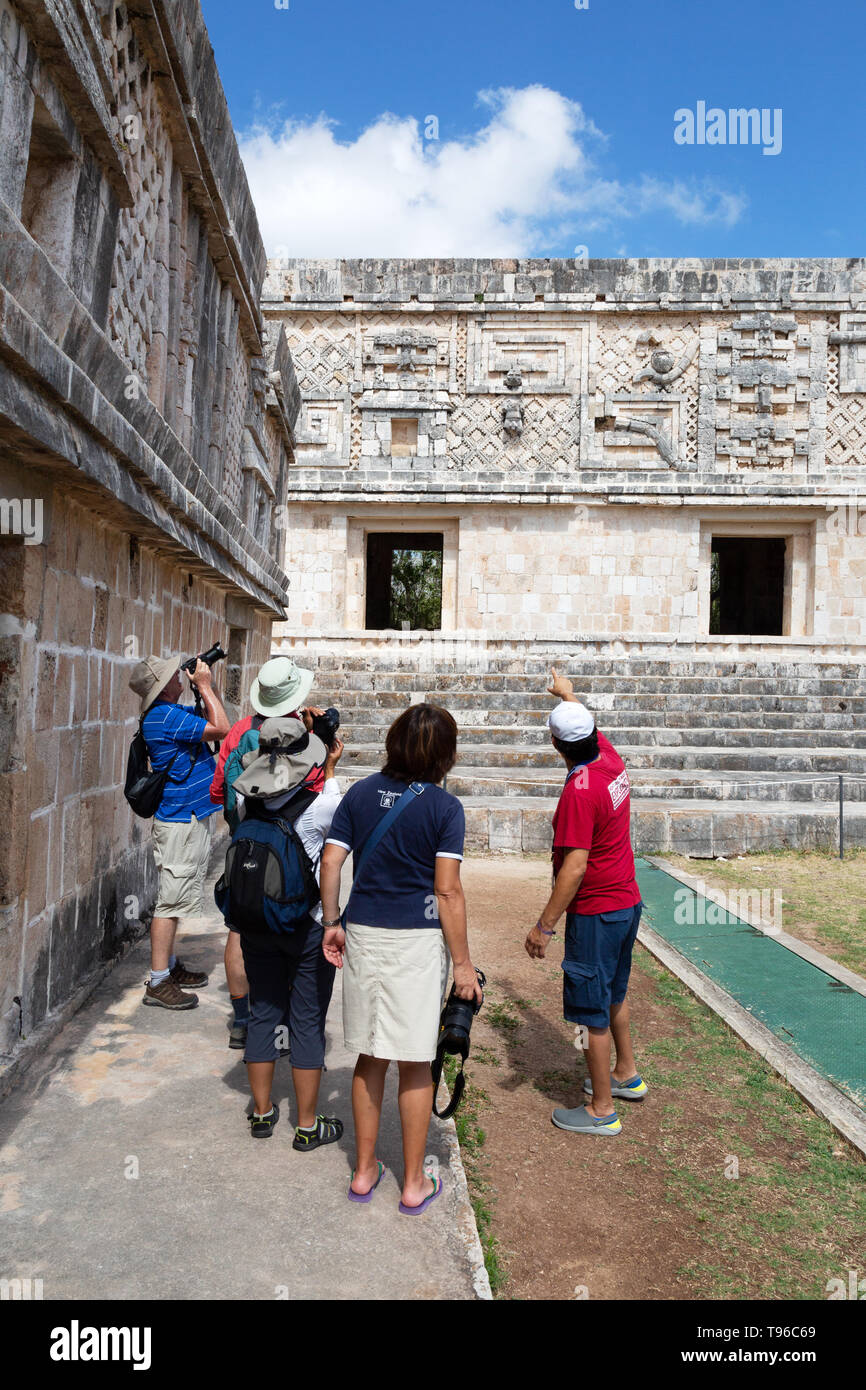 Messico Turismo - i turisti in una visita guidata al Monastero un quadrangolo le rovine maya presso l'UNESCO World Heritage Site, Uxmal, Messico America Latina Foto Stock