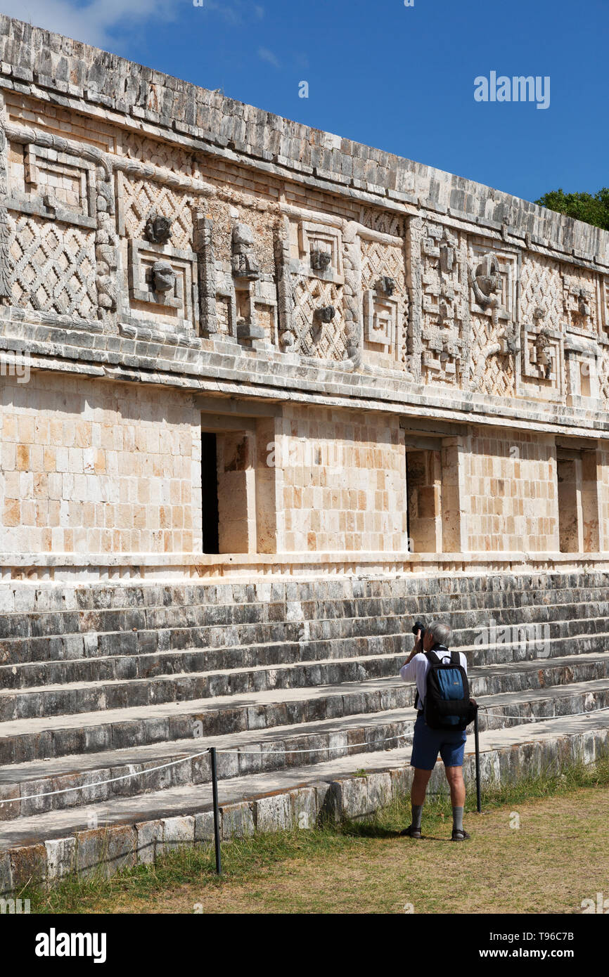 Messico viaggi - un turista di scattare una foto delle antiche sculture maya, Uxmal sito patrimonio mondiale dell'UNESCO, Uxmal, Messico America Latina Foto Stock