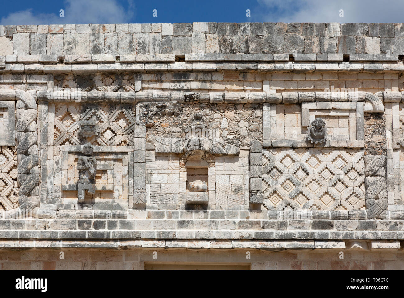 Uxmal Messico - sito UNESCO, rovine maya - dettaglio della tradizione Maya incisioni e sculture di animali, reticolo e simboli, Uxmal, Yucatan, Messico Foto Stock