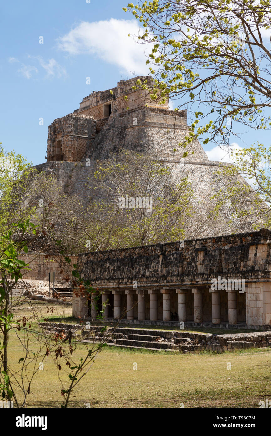 Rovine maya - colonnato e la Piramide del mago a Uxmal sito patrimonio mondiale dell'UNESCO, Yucatan, Messico America Latina Foto Stock