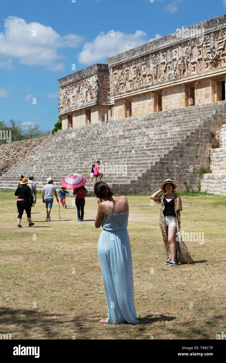 America centrale turismo - i turisti di scattare una foto, il Palazzo del Governatore, Uxmal sito patrimonio mondiale dell'UNESCO, Uxmal Messico America Latina travel. Foto Stock