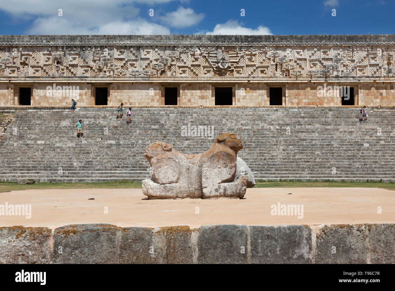 Uxmal, Messico - due intitolata Jaguar trono davanti al palazzo dei governatori; rovine maya di Uxmal, Yucatan, Messico America Latina Foto Stock