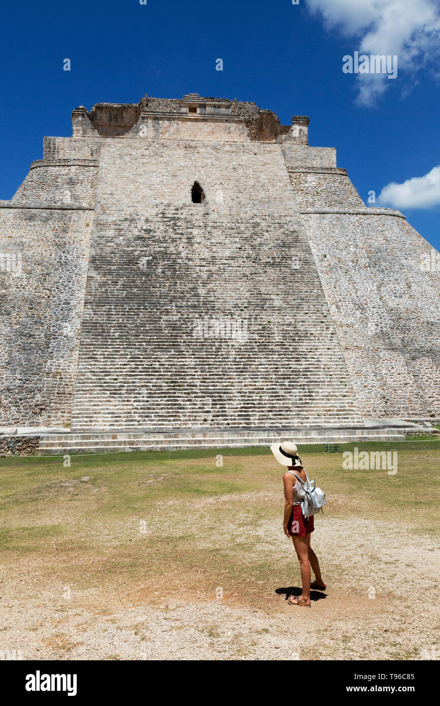 Messico tourist - un turista guardando la piramide del mago, sito patrimonio mondiale dell'UNESCO, Uxmal, Yucatan, Messico America Latina Foto Stock