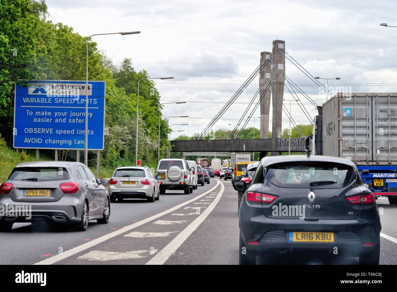 I driver di un punto di vista della congestione pesante sulla M25 Autostrada alla M3 junction Chertsey Surrey in Inghilterra REGNO UNITO Foto Stock