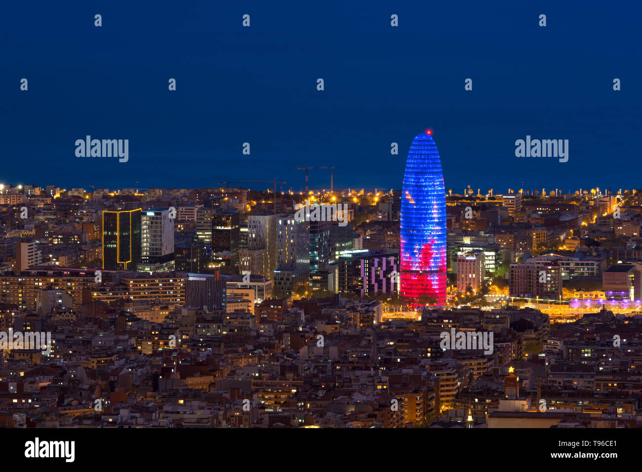 Scenic vista aerea della città di Barcellona il grattacielo e lo skyline di notte a Barcellona, Spagna. Foto Stock