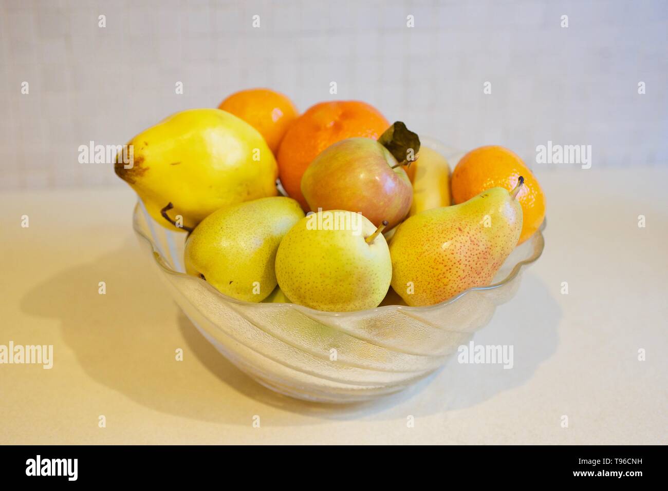 Coppa di frutta con una varietà di frutta Foto Stock