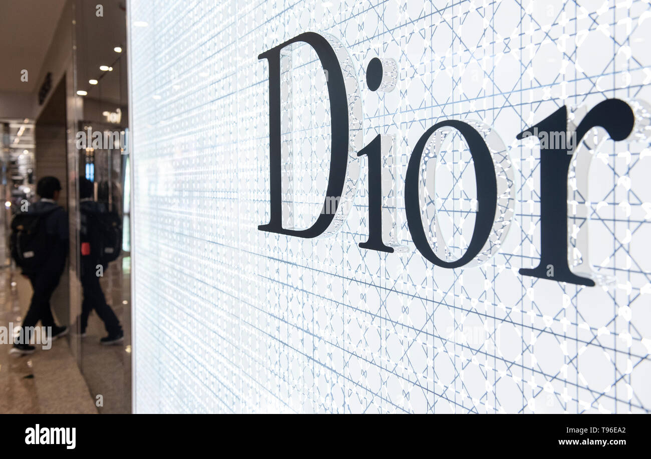 Il francese Christian Dior beni di lusso, tali indumenti e prodotti di bellezza, store e logo che si vede in Hong Kong. Foto Stock
