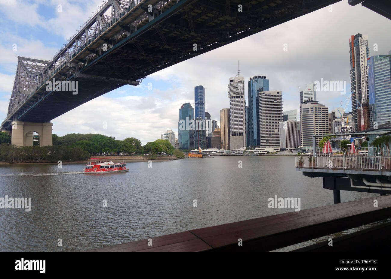Il traghetto passa sotto il Ponte Story da Howard Smith pontili (Felon Brewing Co), Brisbane, Queensland, Australia. n. PR Foto Stock