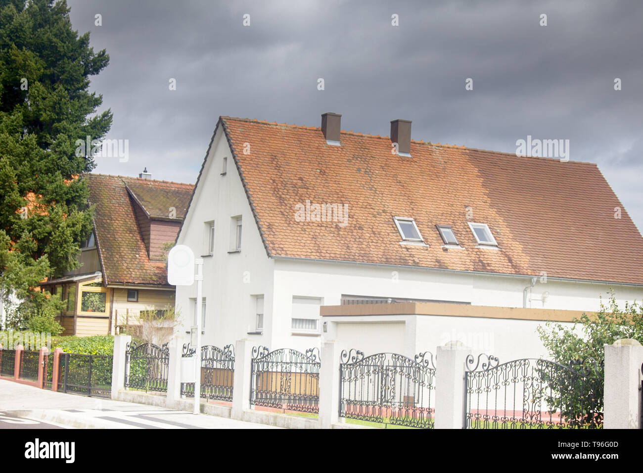 Home in un confortevole city in Europa. I piaceri della vita provinciale Foto Stock