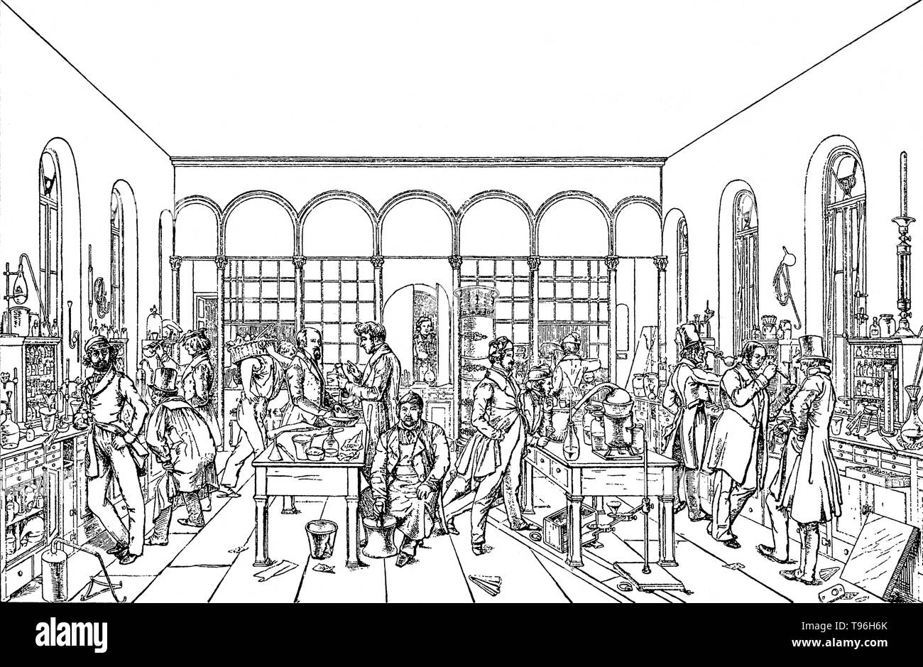 Justus von Liebig e colleghi di lavoro nel laboratorio di analisi a Giessen. Justus Freiherr von Liebig (12 maggio 1803 - 18 Aprile 1873) era un chimico tedesco che ha reso importanti contributi ai prodotti agricoli e chimica biologica e ha lavorato sulla organizzazione della chimica organica. Egli ha ideato il moderno laboratorio-oriented metodo di insegnamento ed è considerato come uno dei più grandi insegnanti di chimica di tutti i tempi. Egli è noto come il " padre dell'industria dei fertilizzanti'' per la sua scoperta di azoto come essenziale nutriente della pianta e la sua formulazione della legge del minimo che ha descritto la Foto Stock
