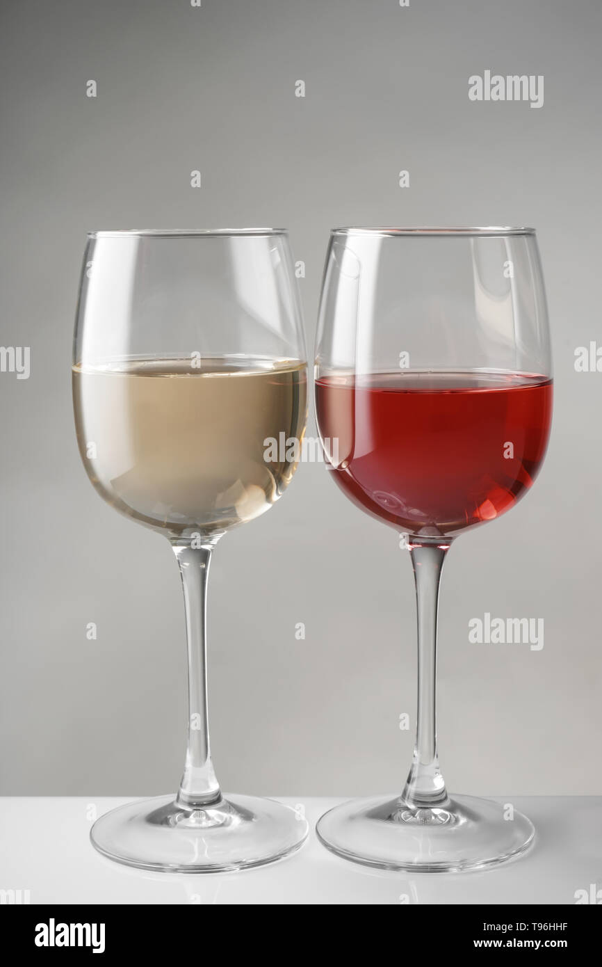 Bicchieri di costosi vini rossi e bianchi sul tavolo Foto stock - Alamy