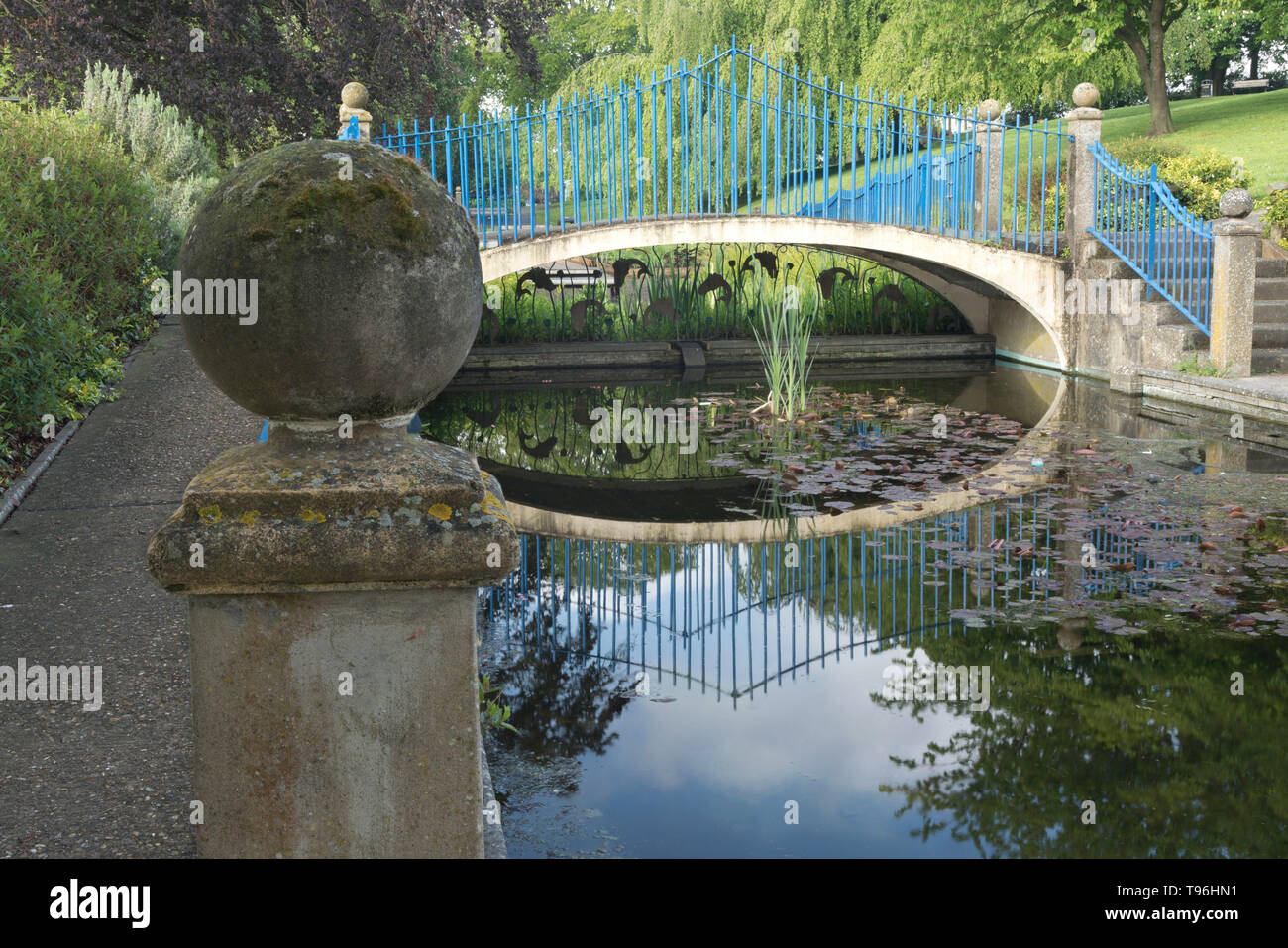 Blue Bridge si riflette in Abbey Park pond, Evesham Wychavon district, Worcestershire, Inghilterra meridionale Foto Stock