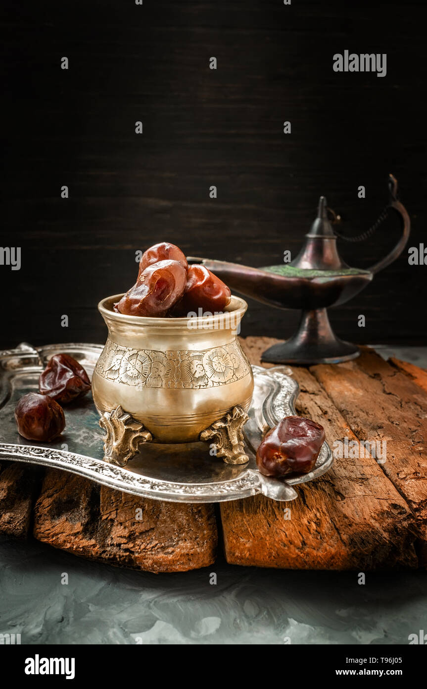 Data secca frutti di palma o kurma, ramadan cibo. Bella ciotola piena di frutti di data che simboleggia il Ramadan. Close-up. Foto Stock