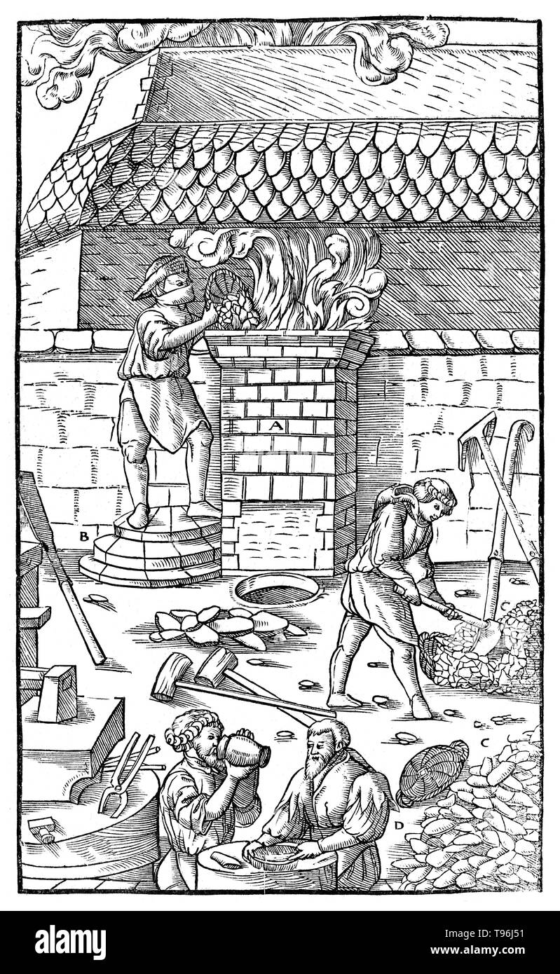 Xilografia da De re metallica. Georgius Agricola (24 marzo 1494 - 21 novembre 1555) era uno studioso tedesco e scienziato, noto come " padre della mineralogia''. Nel 1556 ha pubblicato il suo libro De re metallica, un trattato sulla coltivazione mineraria e la metallurgia estrattiva, con xilografie che illustra i processi per estrarre i minerali dal terreno e metallo dal minerale, e i molti usi di mulini ad acqua nel settore minerario. Foto Stock