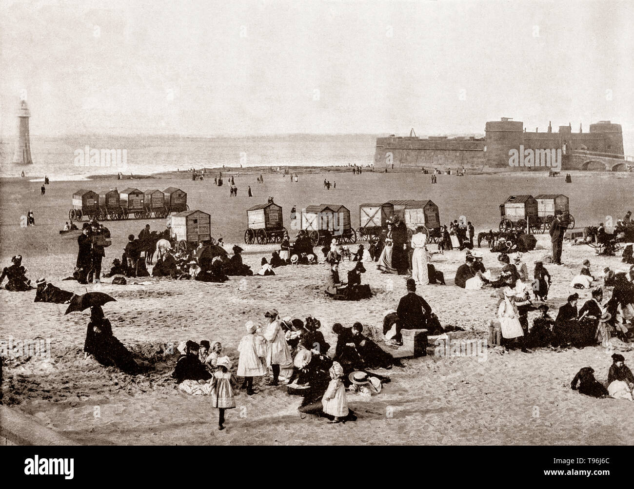 Un palazzo di fine ottocento vista del villeggiante accanto a macchine di balneazione a New Brighton. Una località balneare sulla penisola di Wirral nel Merseyside, Inghilterra, ha spiagge sabbiose di rivestimento del mare irlandese sul quale sorge il pesce persico batteria Rock completata nel 1829. Durante la seconda metà del XIX secolo, New Brighton sviluppato come un molto apprezzata località balneare che serve Liverpool e il Lancashire città industriali e molte delle grandi case sono stati convertiti in alberghi economici. Foto Stock