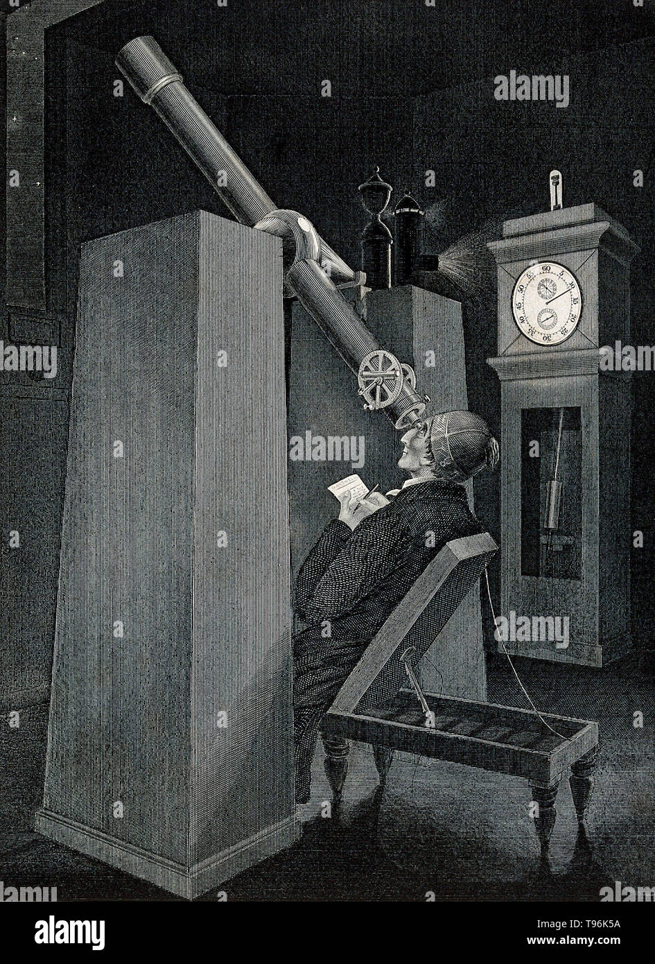 Incisione su legno di un astronomo osservando il transito di Venere nella camera di transito a Hartwell House nel Buckinghamshire, Inghilterra del sud. Si tratta di un telescopio di transito, un tipo di strumento che usato per essere molto comune in astronomia; misurando precisamente il tempo (avviso prominente orologio) che una stella o un pianeta passa il meridiano (sud), l'oggetto celeste del 'Longitudine", chiamato ascensione retta, è misurato. Un transito di Venere (attraverso il disco solare) è un evento raro avviene due volte ogni secolo o così. Foto Stock