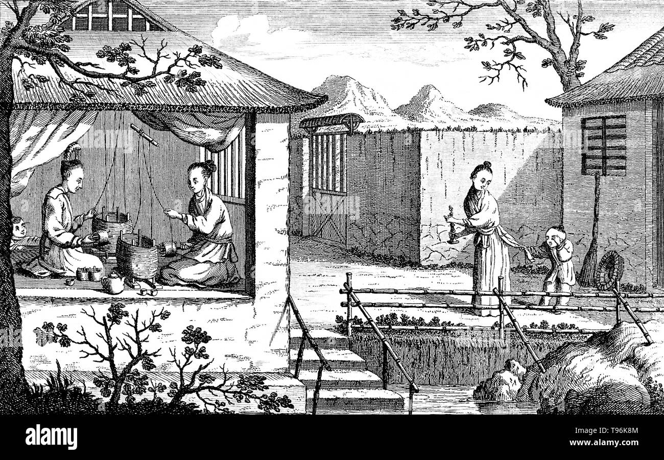Tessili: seta Fabbricazione in Cina, filatura del thread. L'arte cinese la torsione dei fili di seta. La produzione di seta proviene in Cina in epoca preistorica. La seta è rimasta confinata in Cina fino a quando la strada di seta aperto a un certo punto durante la seconda metà del primo millennio A.C. La Cina ha mantenuto la sua posizione di quasi monopolio sulla produzione della seta per un altro migliaio di anni. La bachicoltura, di seta o di allevamento, è la coltivazione dei bachi da seta per la produzione di seta. Foto Stock
