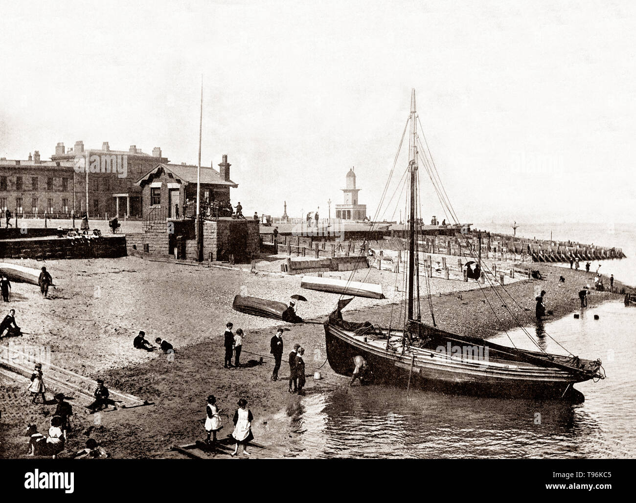 Un palazzo di fine ottocento vista di una barca a vela, redatto sulla spiaggia di Fleetwood, una città costiera in Lancashire, Inghilterra, all'angolo nord-ovest della Fylde. La città notevolmente ampliata con la crescita del settore della pesca e di traghetti passeggeri all' Isola di Man, per diventare una pesca di altura porta. Foto Stock