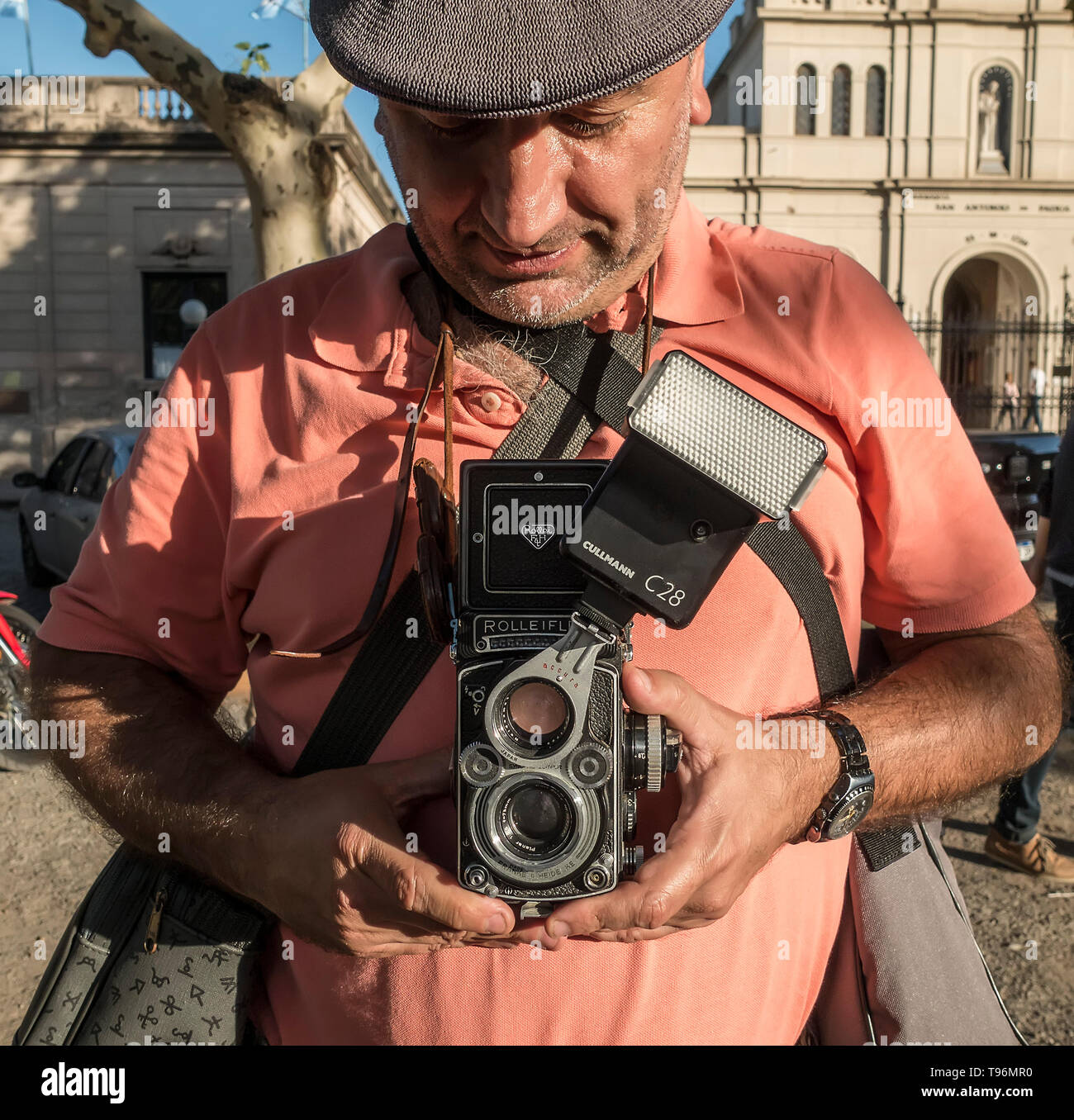Uomo che usa una telecamera analogica a doppio riflesso Foto Stock