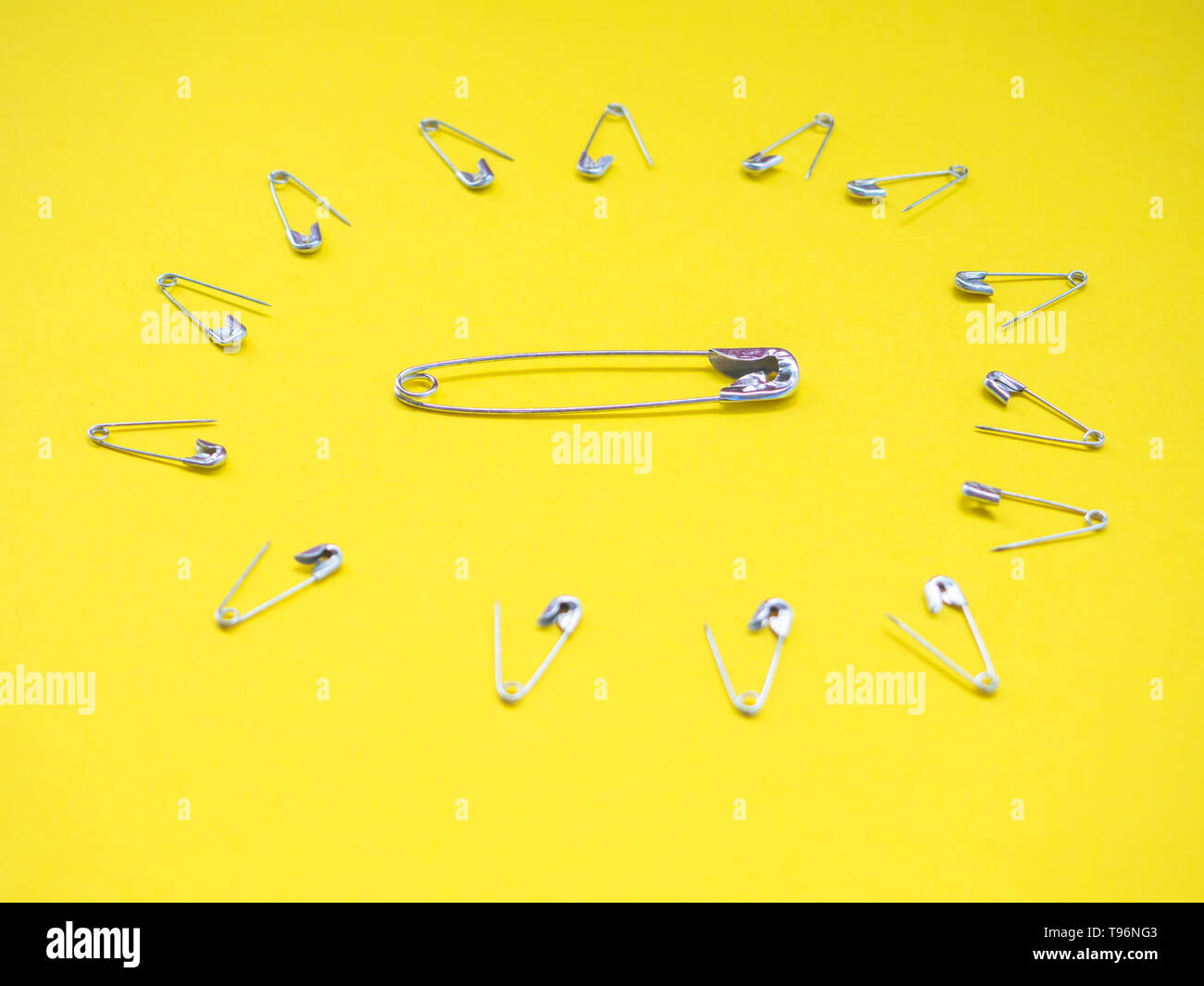 Un sacco di spine di sicurezza facendo una barriera di difendersi dalla maggior sicurezza pin. Concetto di guerra Foto Stock