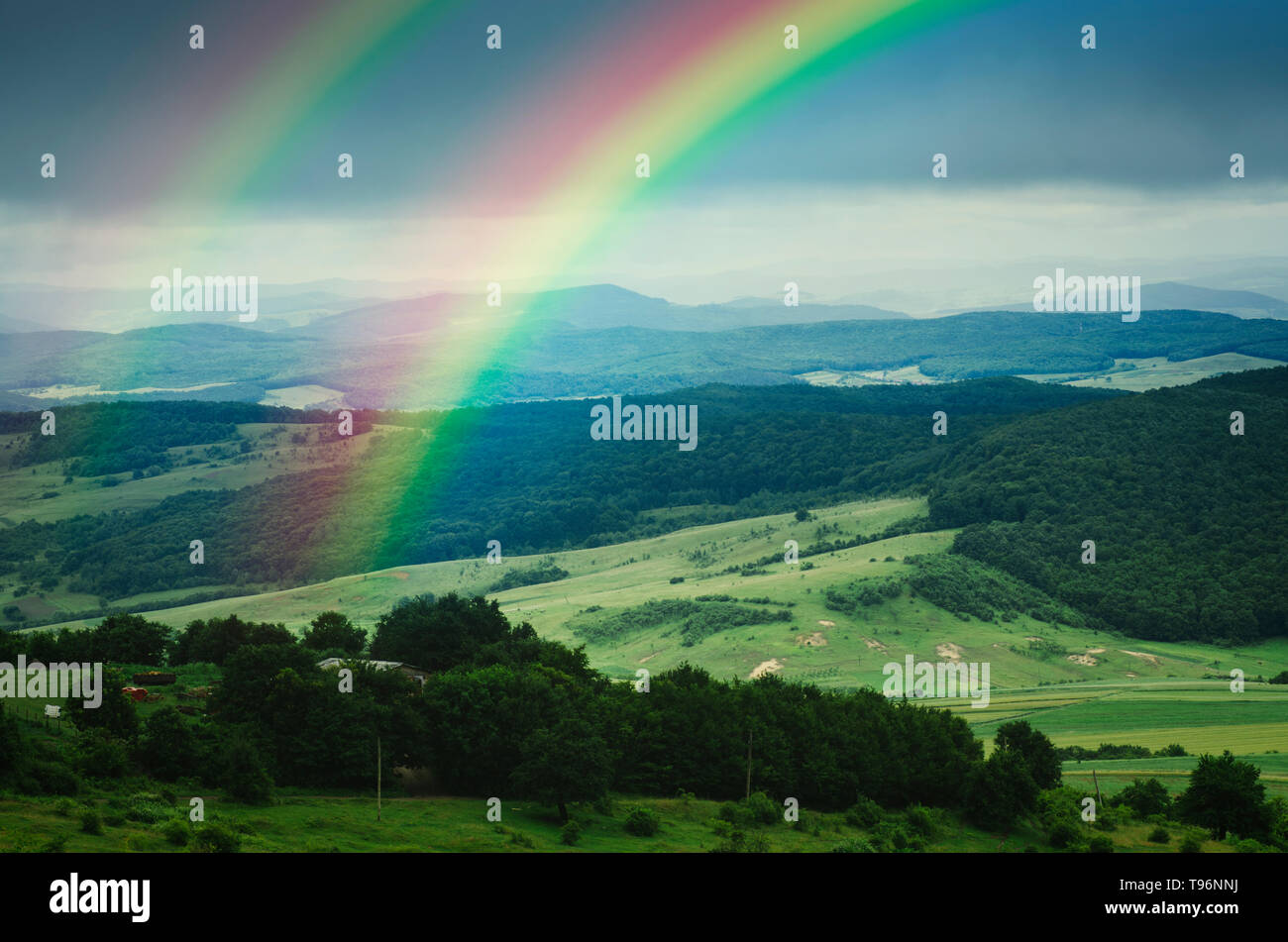 Doppio arcobaleno sulle colline nel paesaggio rurale in Romania, Europa orientale Foto Stock