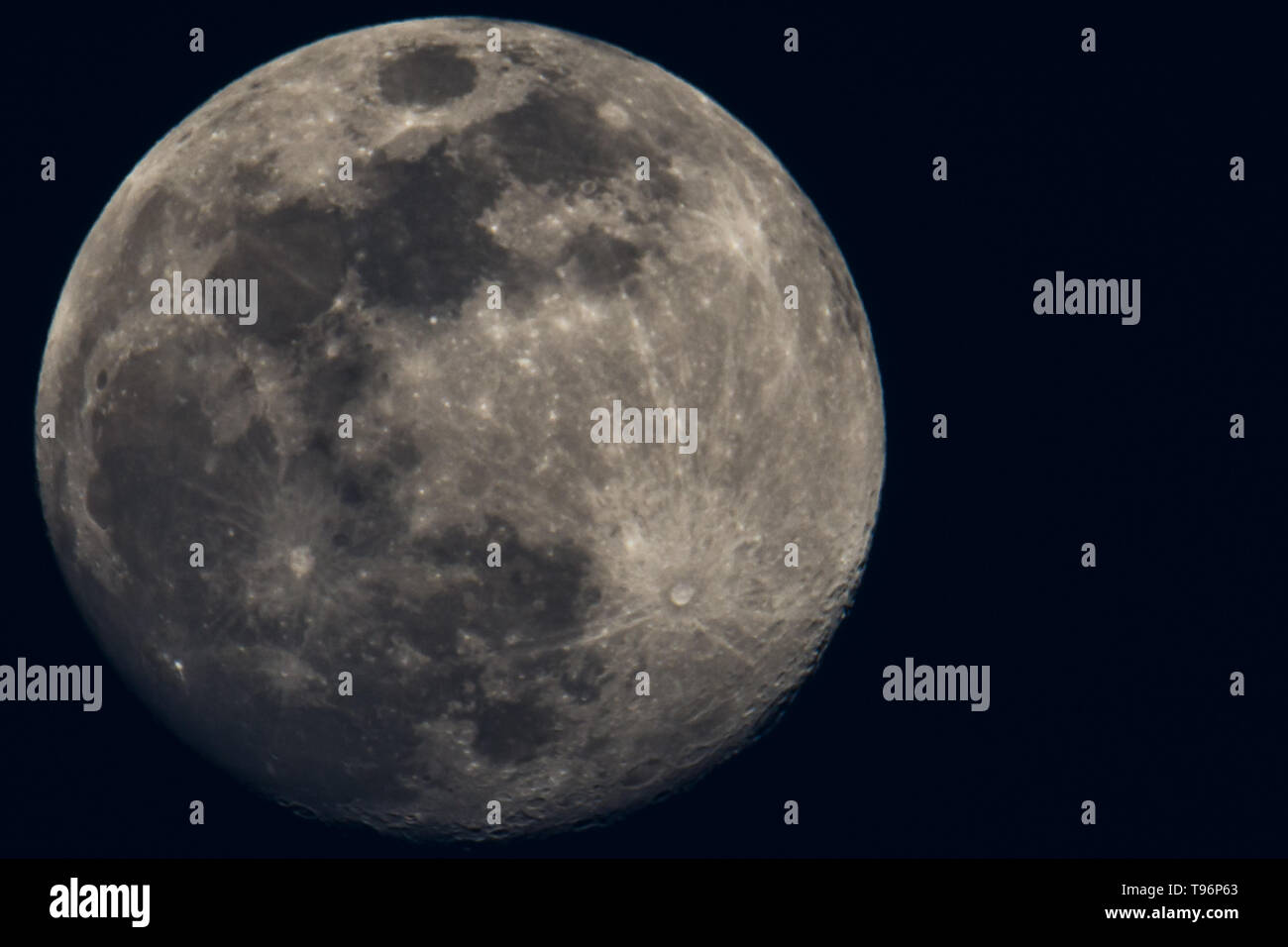 Astro foto di messa a terra alla luna mostrando grande dettaglio dei crateri della luna e mari Foto Stock