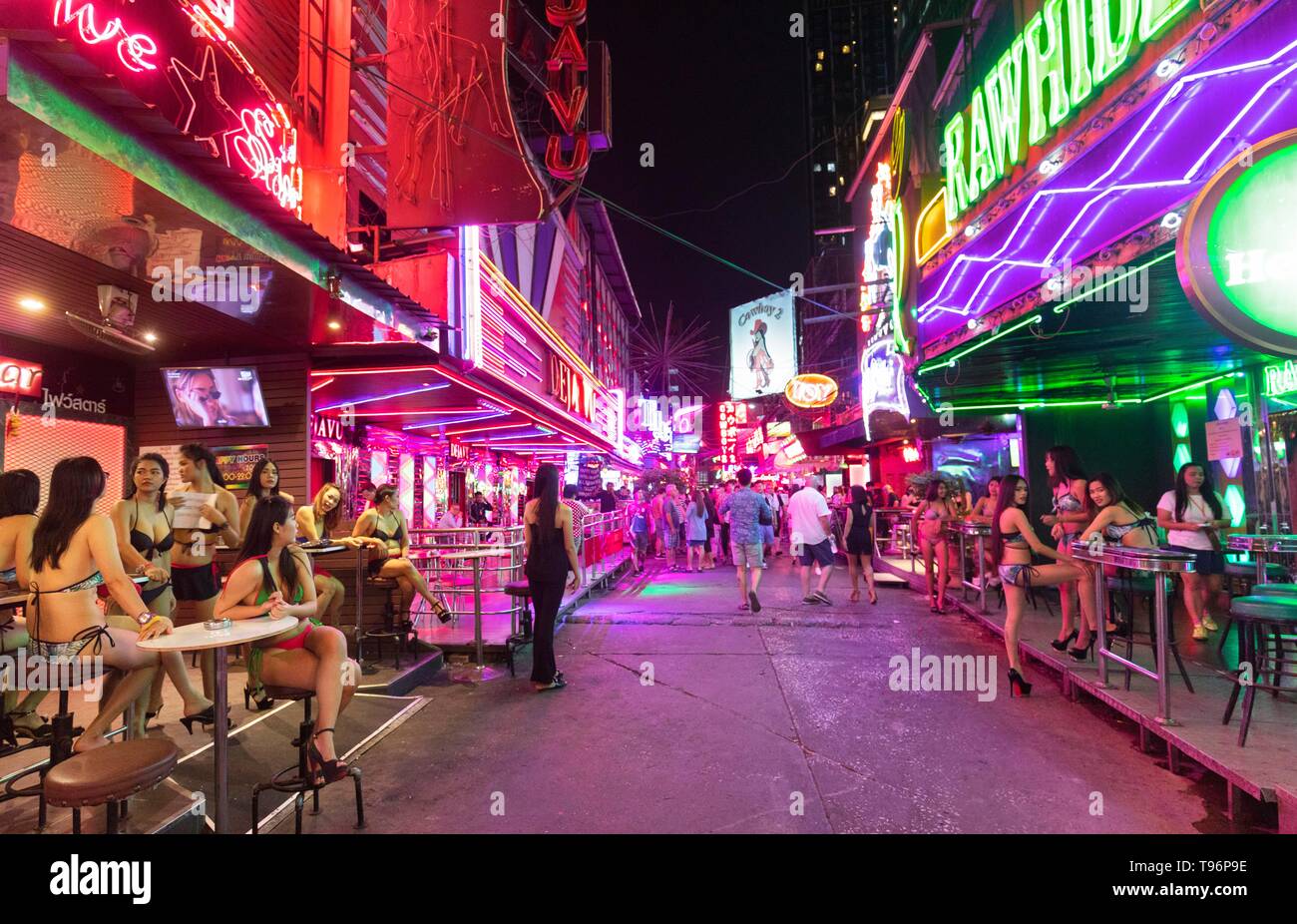 La vita notturna del quartiere a luci rosse di Soi Cowboy, ragazze in attesa davanti a un bar, Asoke Road, Sukhumvit Bangkok, Thailandia, Asia Foto Stock