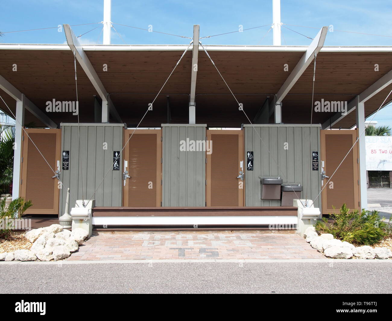 Servizi igienici pubblici in Tarpon Springs, in Florida, Stati Uniti d'America, 9 maggio 2019, © Katharine Andriotis Foto Stock