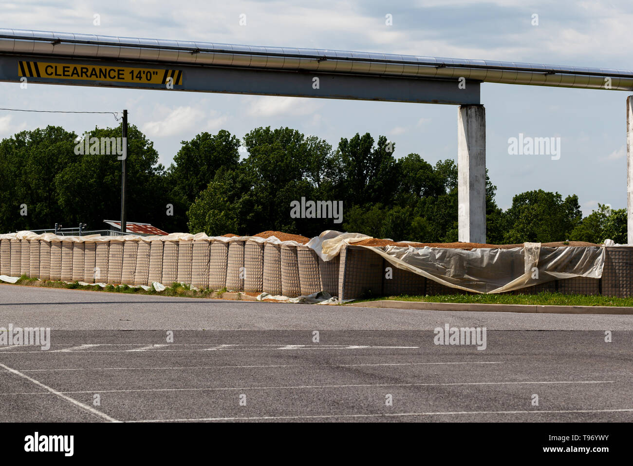 Hesco bastion barriere (moderno gabbione) distribuito in Paducah, Kentucky per proteggere contro il fiume Ohio allagamento Foto Stock