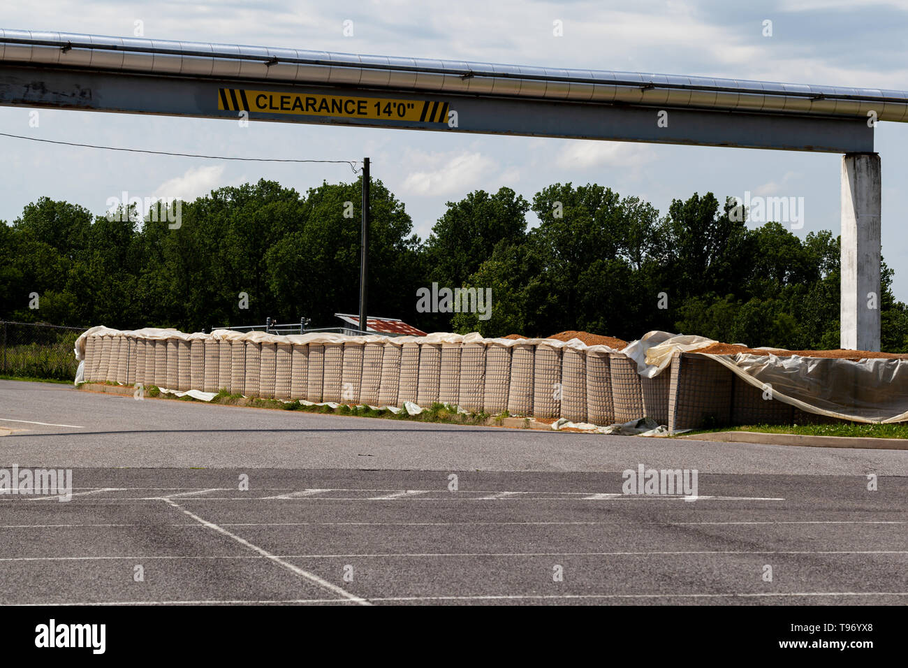 Hesco bastion barriere (moderno gabbione) distribuito in Paducah, Kentucky per proteggere contro il fiume Ohio allagamento Foto Stock