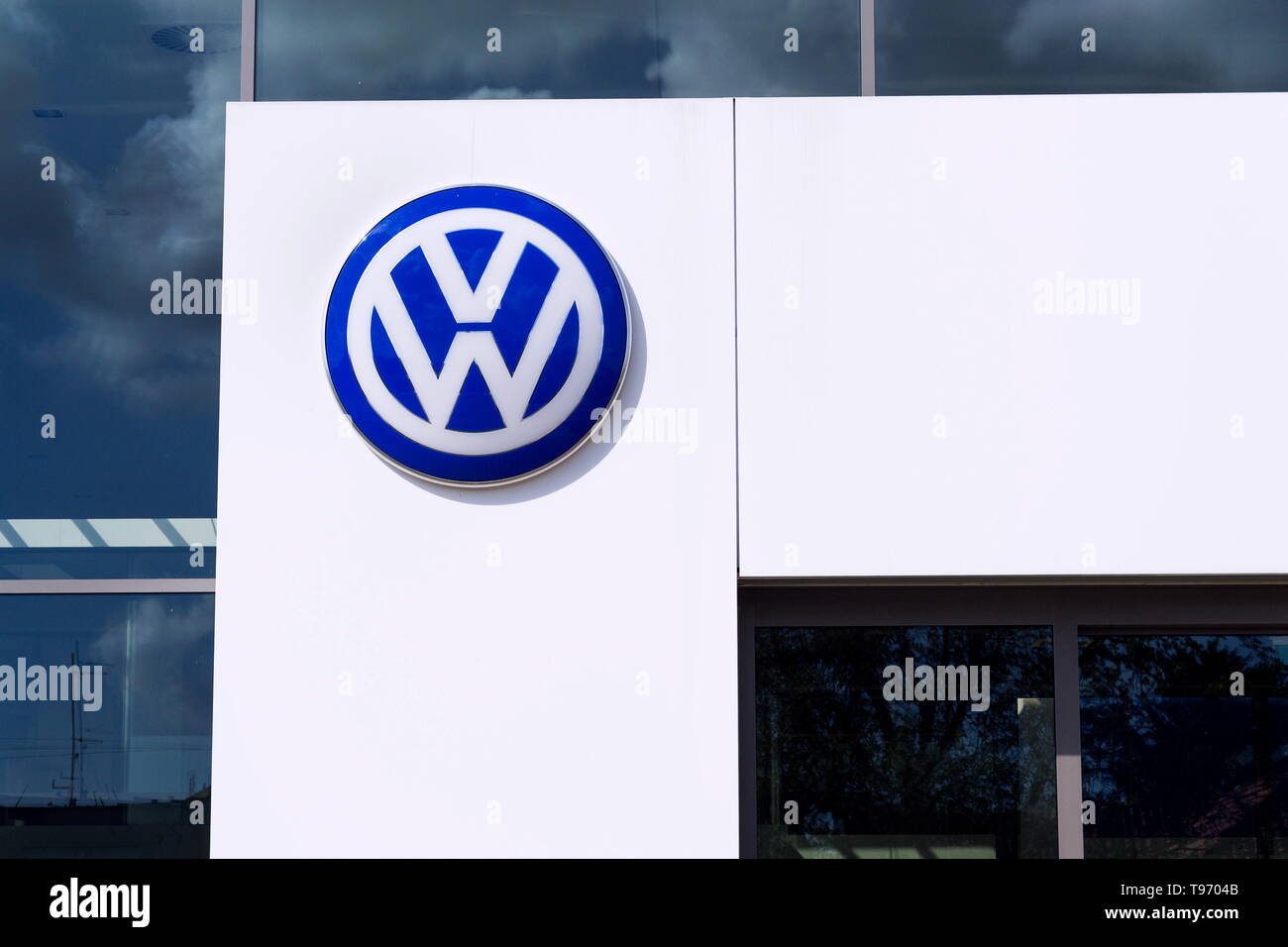 Praga, Repubblica Ceca - 6 Maggio 2019: Volkswagen logo aziendale sulla costruzione della concessionaria il 6 maggio 2019 a Praga, Repubblica Ceca. Foto Stock