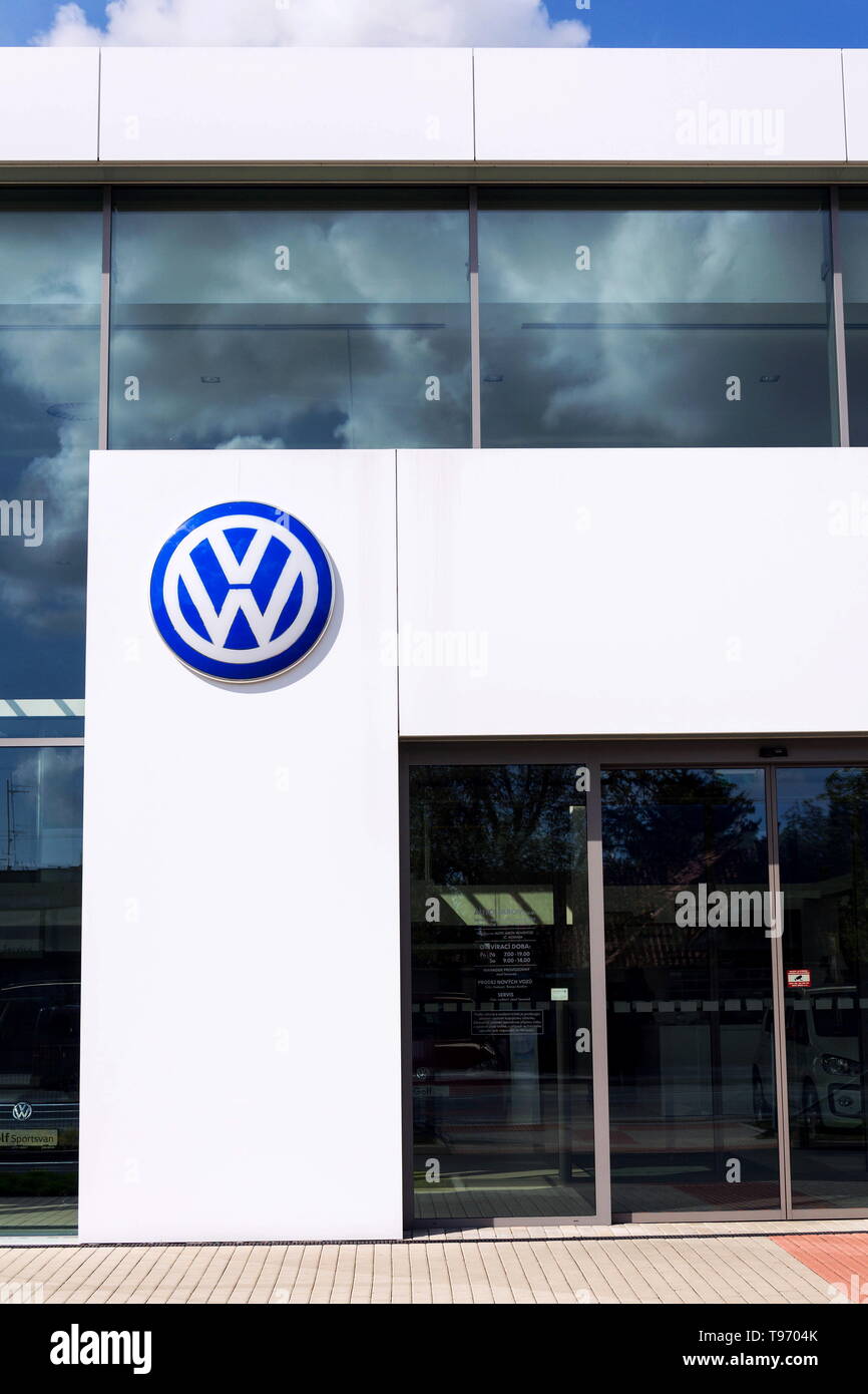 Praga, Repubblica Ceca - 6 Maggio 2019: Volkswagen logo aziendale sulla costruzione della concessionaria il 6 maggio 2019 a Praga, Repubblica Ceca. Foto Stock