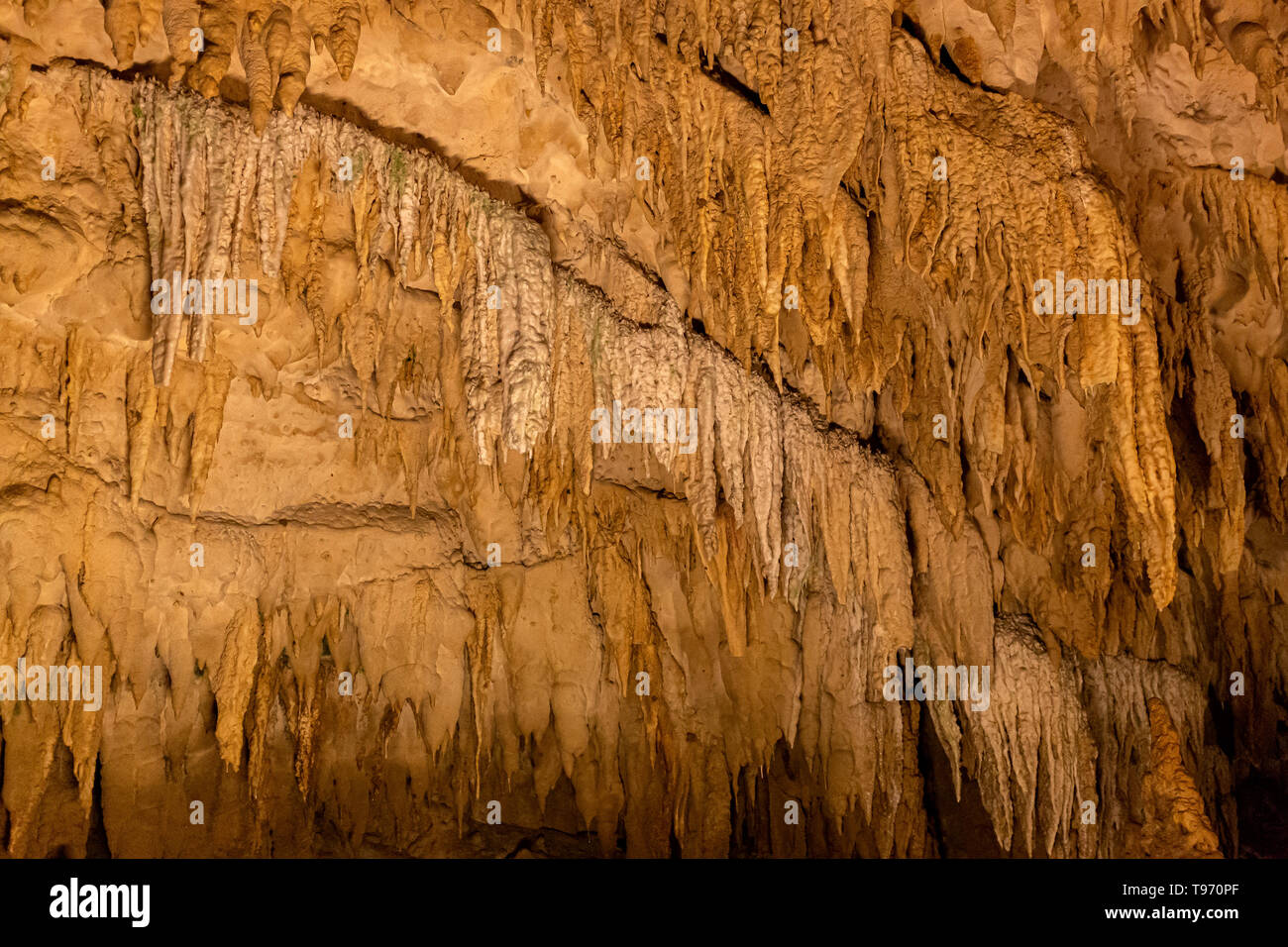 Il lago di grotta formazioni rocciose stalattitiche in Gyokusendo , Okinawa - Giappone. Foto Stock