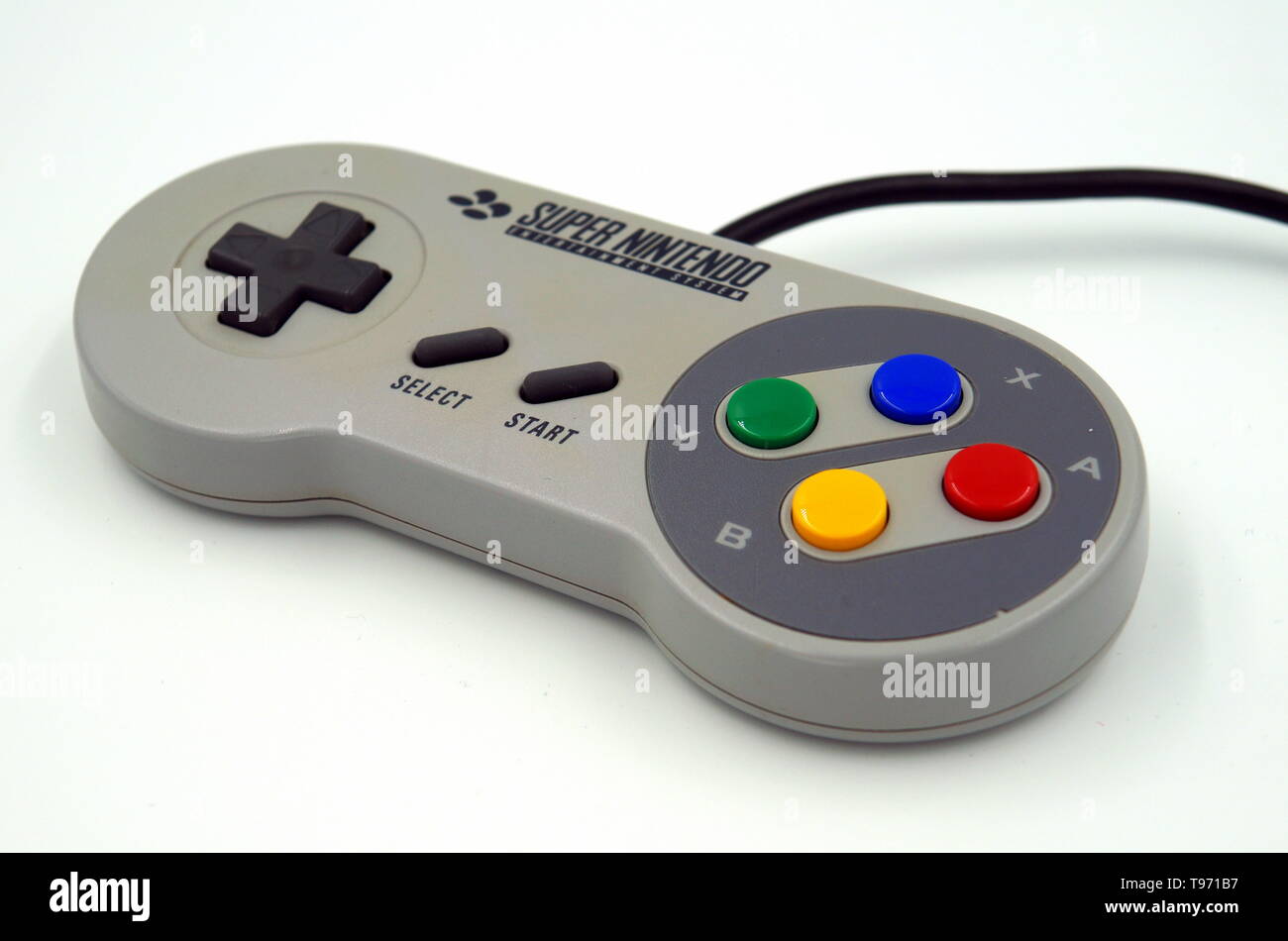 Amsterdam, Paesi Bassi - 10 dicembre 2017: Super Nintendo (SNES) controller di gioco. Foto Stock
