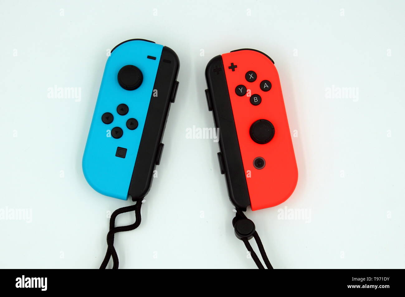 Amsterdam, Paesi Bassi - 24 Novembre 2018: rosso e blu interruttore Nintendo gioia-con centraline contro uno sfondo bianco. Foto Stock