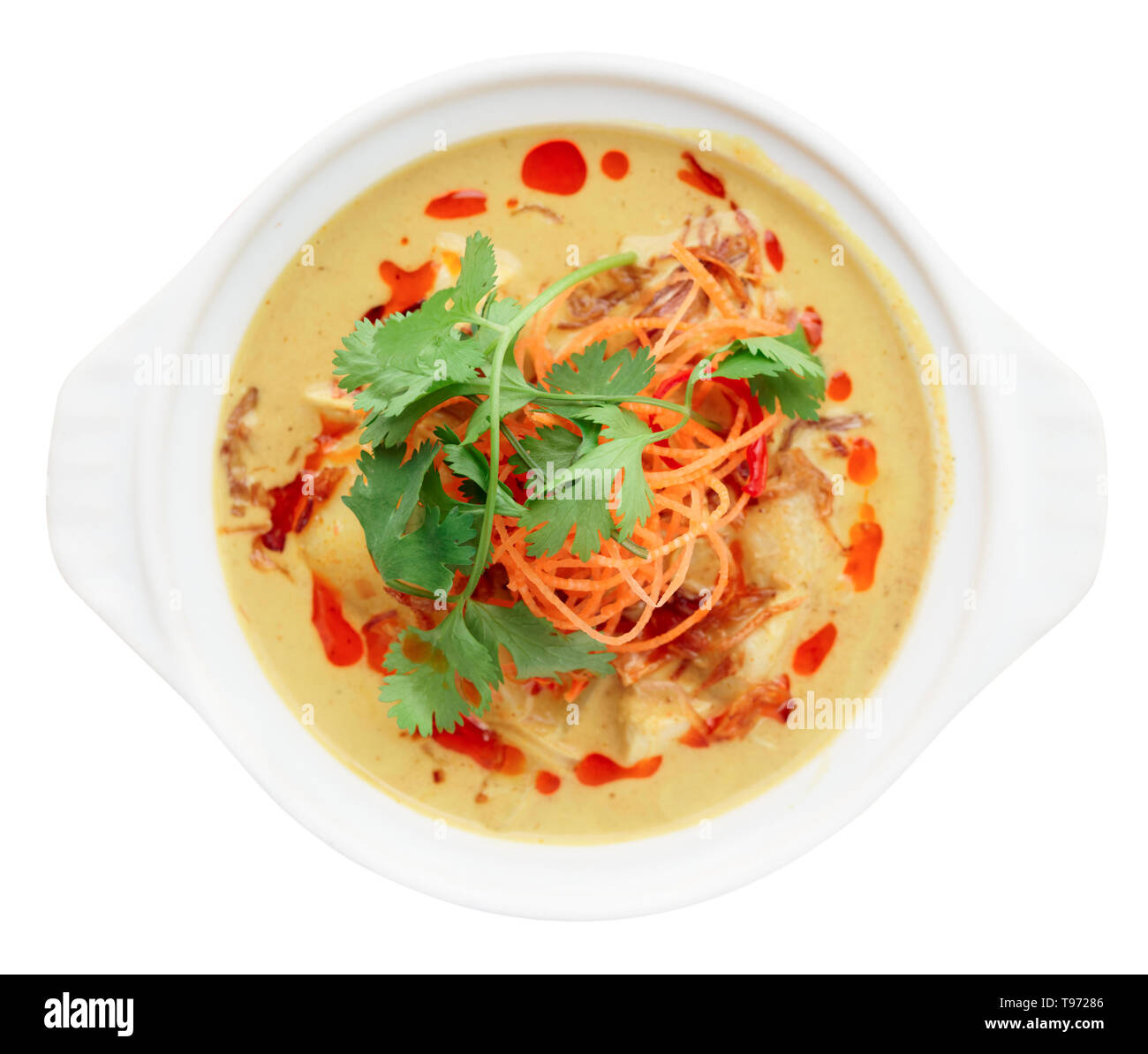 Ciotola di Tom Yam, curry piccante piatto, ripresa dall'alto isolato su sfondo bianco con tracciato di ritaglio Foto Stock