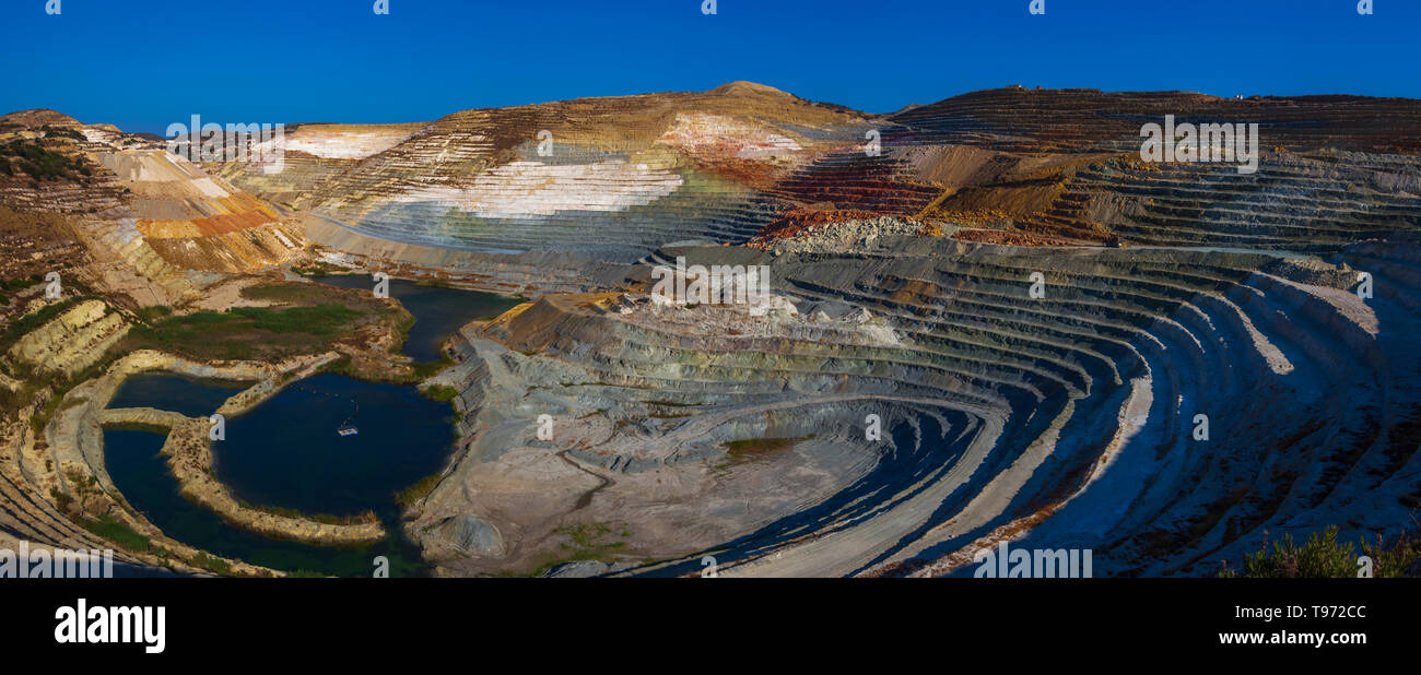 Aria aperta bentonite mining. Isola di Milos. La Grecia Foto Stock