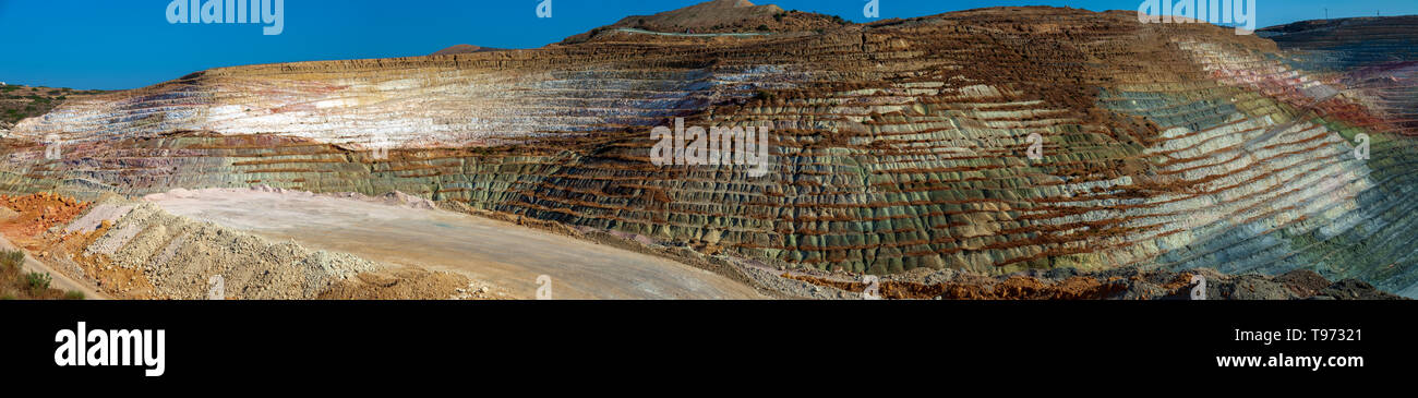 Aria aperta bentonite mining. Isola di Milos. La Grecia Foto Stock