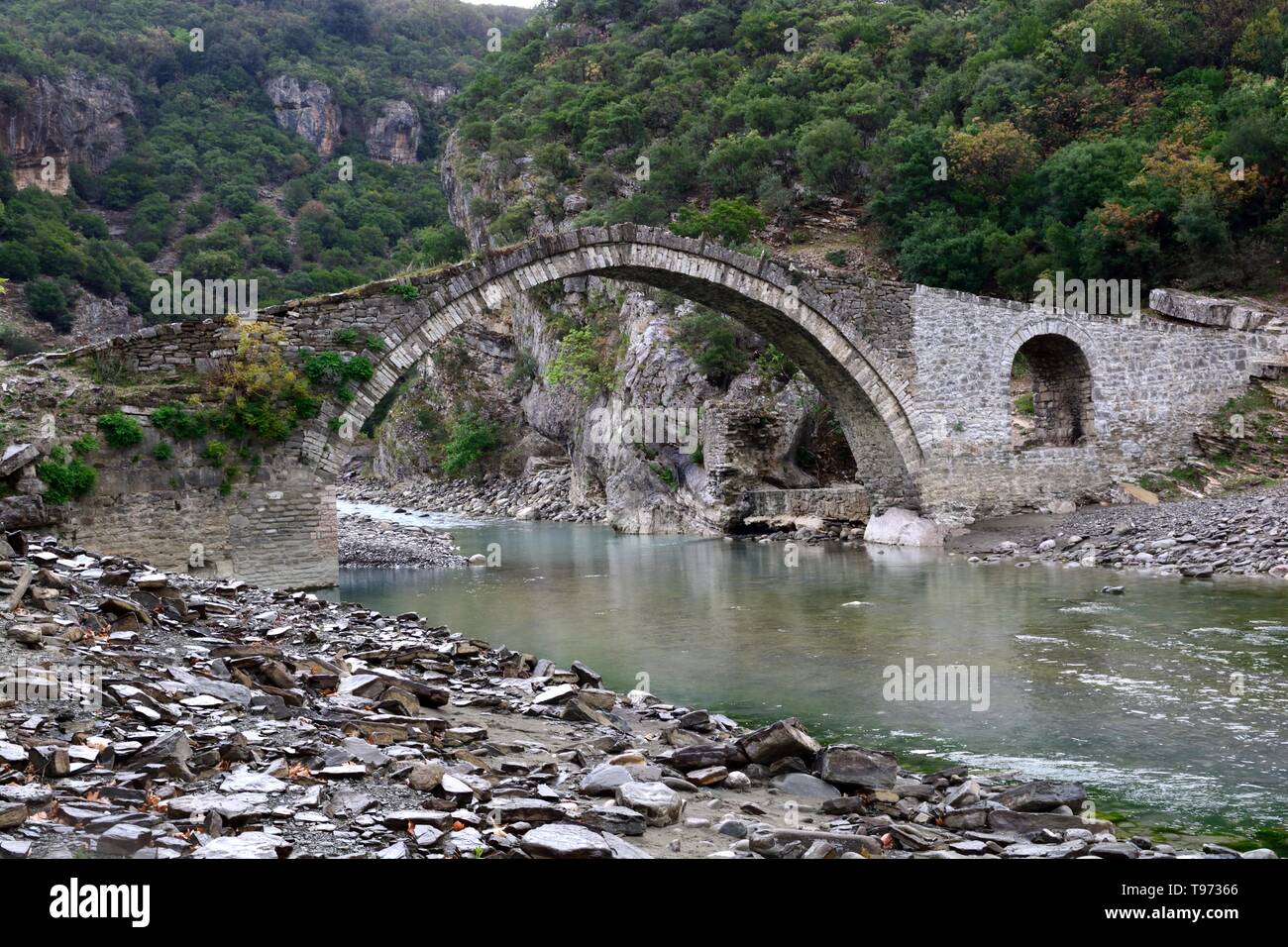 Ottoman ponte sopra il ricco di zolfo Lengarica river a Benja Bagni Termali Albania Foto Stock