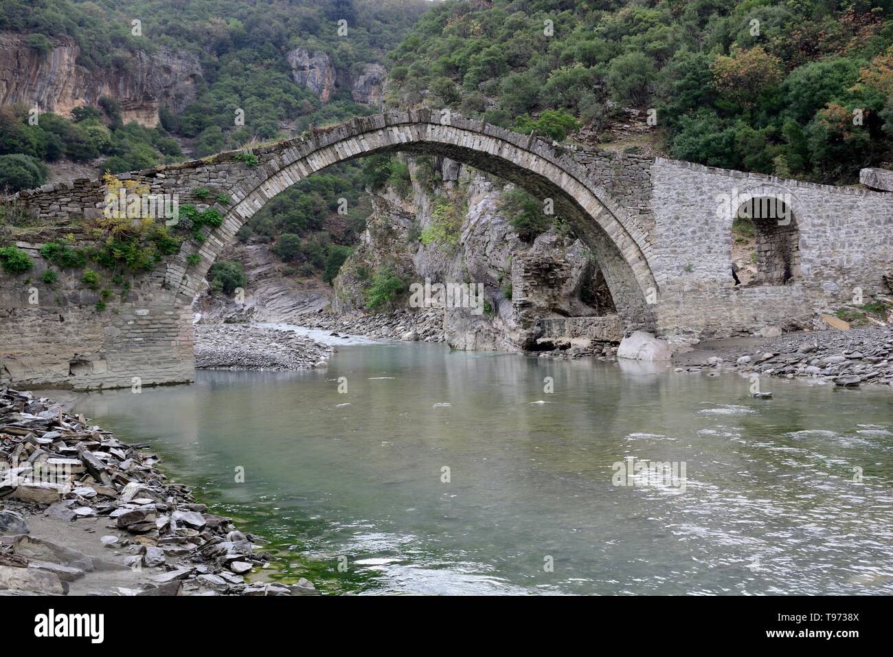 Ottoman ponte sopra il ricco di zolfo Lengarica river a Benja Bagni Termali Albania Foto Stock