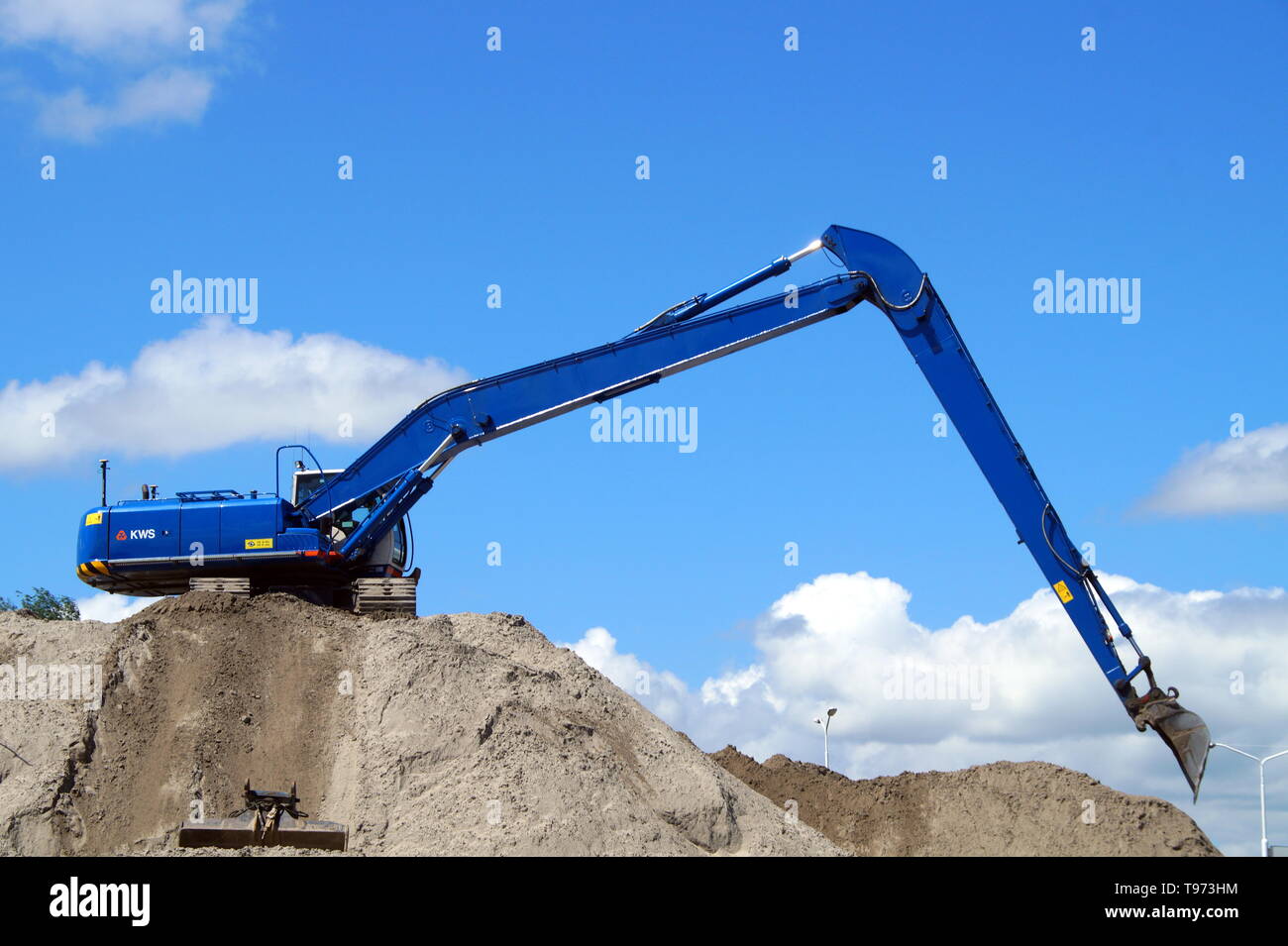 Almere Stad, Flevoland, Paesi Bassi - 8 Giugno 2015: Hitachi Escavatore cingolato funzionante a una spiaggia sabbiosa olandese sito in costruzione. Foto Stock