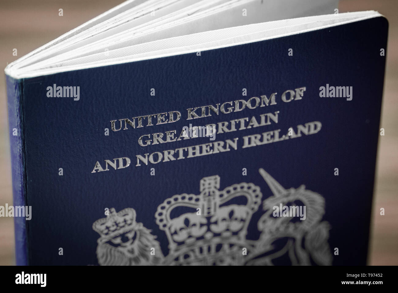 Immagine Stock: problema nuovo blu e oro passaporto britannico del Regno Unito di Gran Bretagna e Irlanda del Nord. Foto Stock