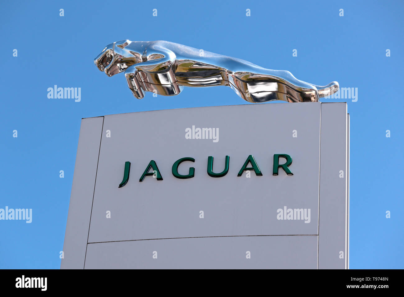 Jaguar concessionaria segno con scolpito argento Jaguar Cat emblema Foto Stock